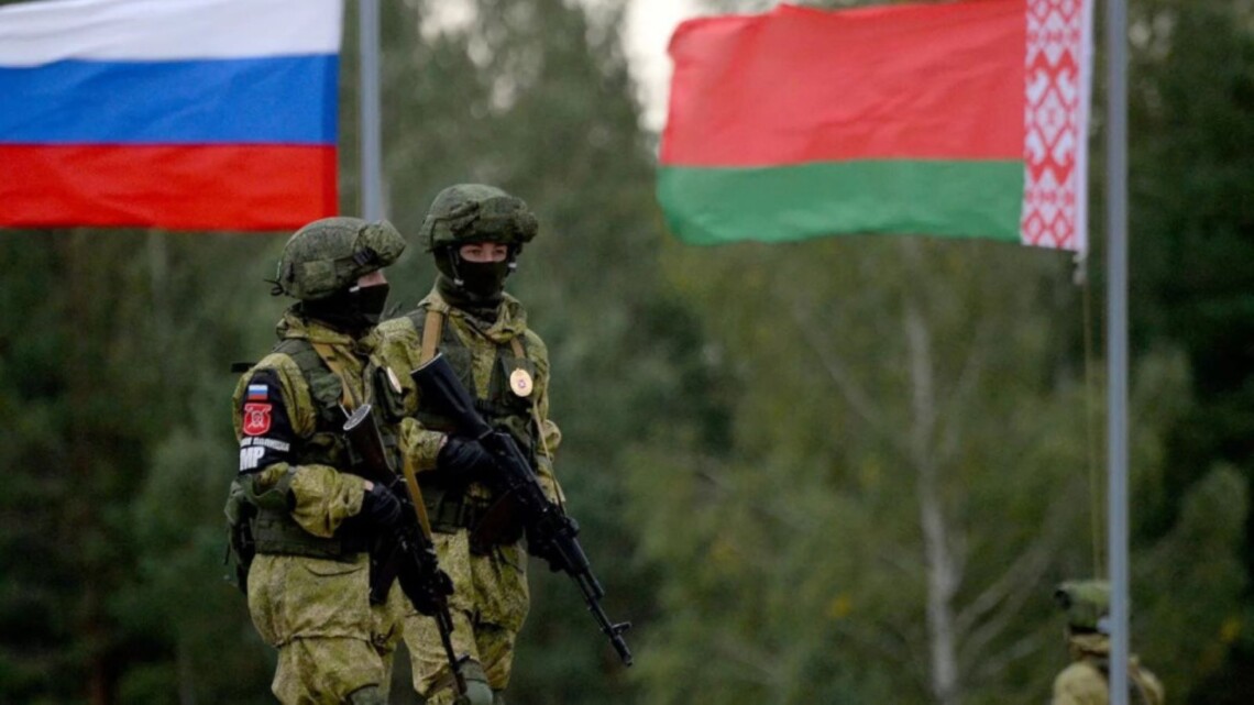 Білорусь розмістила біля кордонів з Україною до семи батальйонно-тактичних груп. Білоруські військові продовжують тренуватись та налагоджувати інфраструктуру для сил росії.