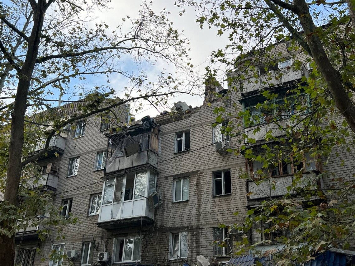 Внаслідок нічних обстрілів Миколаєва 1 жовтня було пошкоджено 22 будинки у 2 районах, школу та лікарню.