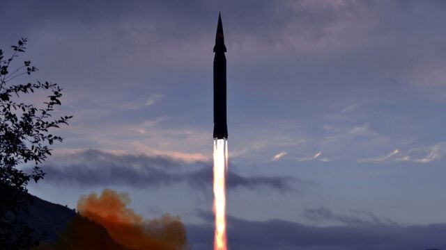 Правительство Японии предупредило граждан о необходимости укрытия после того, как береговая охрана сообщила о предполагаемом запуске ракеты Северной Кореей.