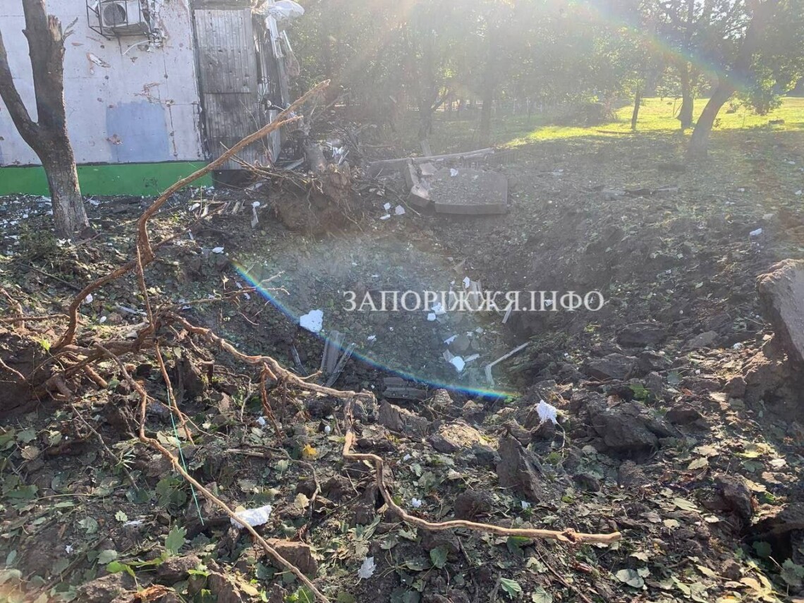 У Запоріжжі одна з російських ракет упала на подвір'я багатоповерхового житлового будинку. Відомо про одного пораненого.