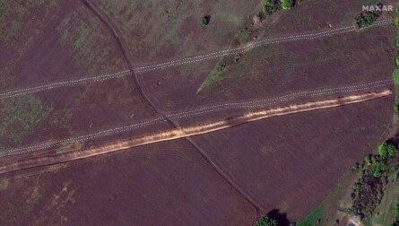 Maxar показали супутникові знімки укріплення поблизу Гірського на Луганщині, яке збудували російські найманці з ПВК Вагнера.
