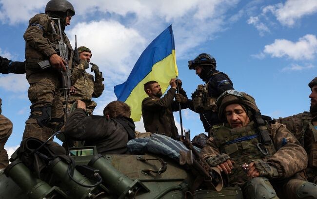 Бойцы ВСУ установили флаг Украины в селе Невское Луганской области. Об этом сообщает пресс-служба Сил специальных операций Вооруженных сил Украины.