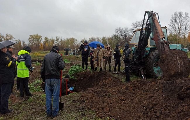 У середу, 26 жовтня, правоохоронці розпочали ексгумацію масового поховання українських військових у Харківській області.