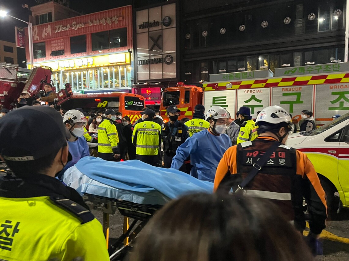 В городе Сеул в результате массовой давки во время празднования Хэллоуина погибли 120 человек. Еще около 100 человек пострадали.