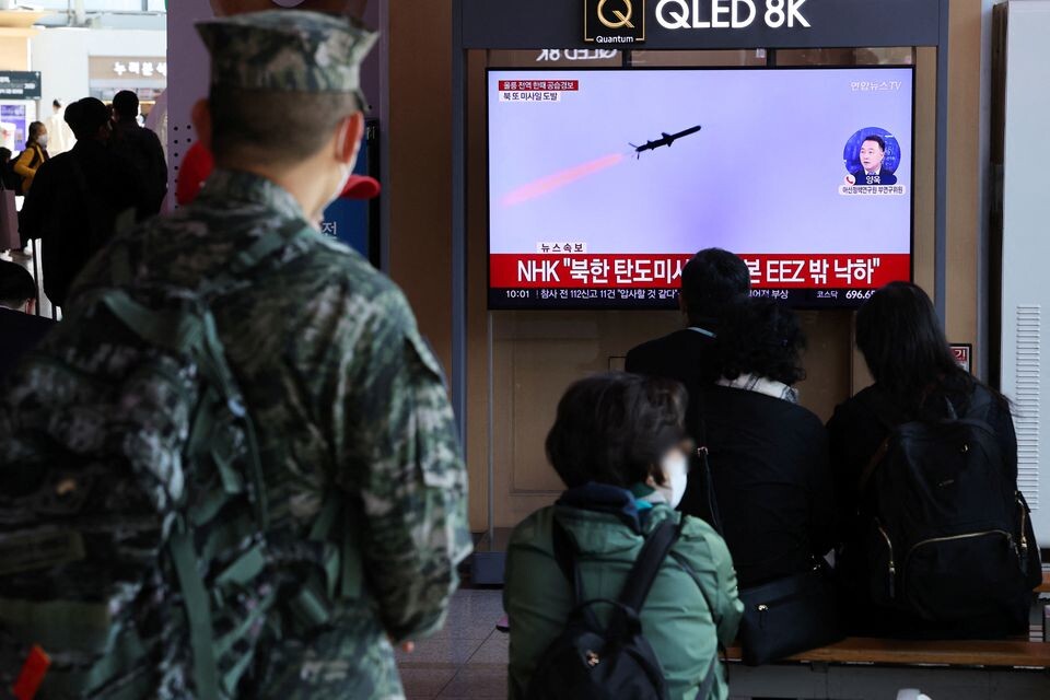 КНДР впервые в истории запустила ракету через морскую границу с Южной Кореей. Южная Корея в ответ произвела пуски трех ракет в море.