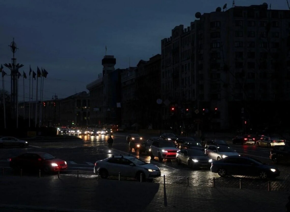 Виталий Кличко призвал киевлян экономить электроэнергию. На сегодняшнее утро без света 450 тысяч квартир – в полтора раза больше, чем в предыдущие дни.