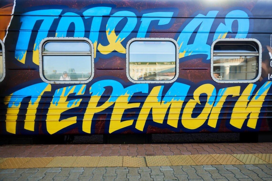 В честь освобождения Херсона Укрзализныця предлагает украинцам зарезервировать билеты на первые рейсы в деоккупированные города.