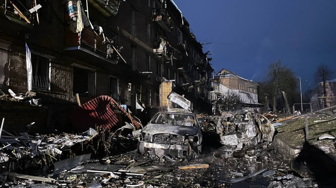 З'явилися фото наслідків ракетних ударів росії по Києву та області. Постраждали, зокрема, критична інфраструктура та житлові будинки.