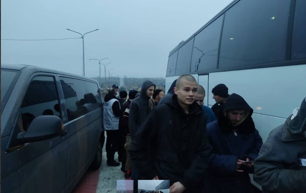 Украина вернула из российского плена более трех десятков человек 23 ноября. Часть из них были пленены россиянами во время захвата ЧАЭС. Среди освобожденных один гражданский.
