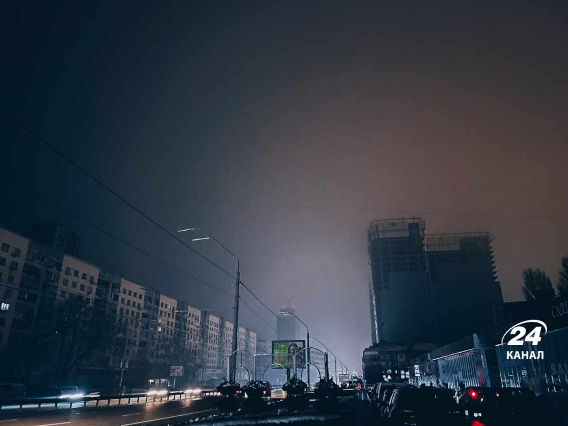 Четверть домов в столице все еще без света, частично нет воды. В Киеве работает общественный транспорт, но не ходят трамваи.