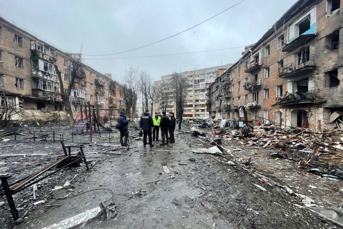 Число жертв ракетной атаки в Вышгороде Киевской области увеличилось до пяти человек. Сегодня утром в больнице скончалась женщина.