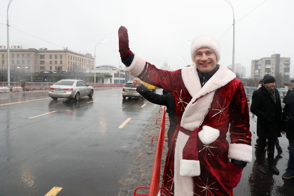 Новий рік та Різдво навіть війна не скасовує, сказав Кличко. З його слів, у місті не буде святкувань, але поставлять символічні ялинки – заплатить бізнес.