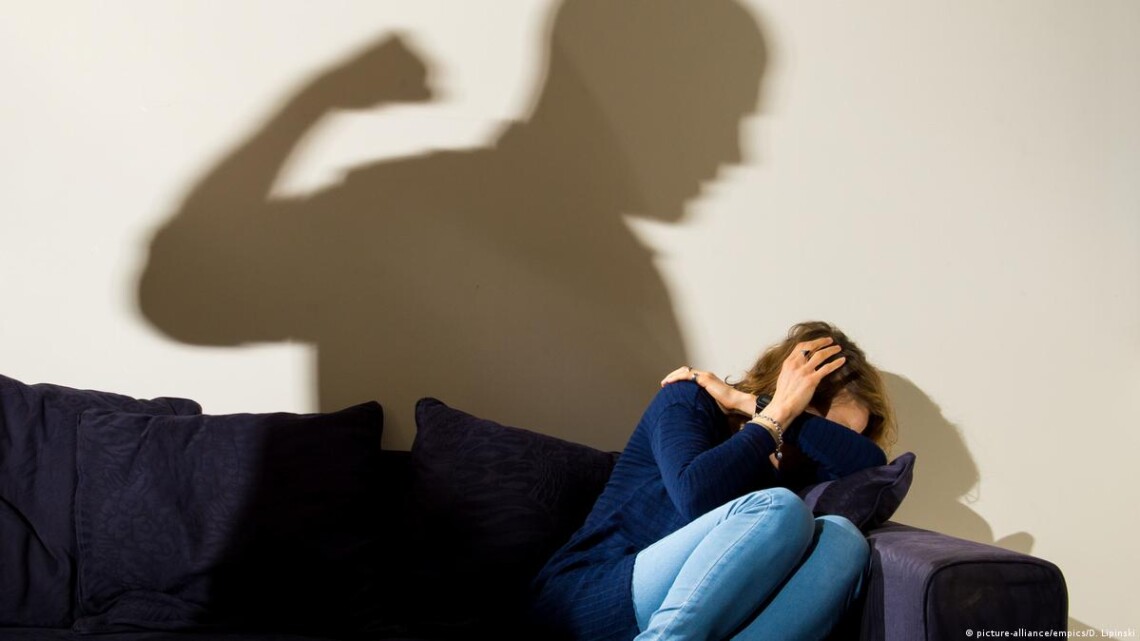 Згідно зі статистикою, жертвами домашнього насильства частіше стають жінки. Так, в Україні щороку від домашнього насильства гине 600 жінок.