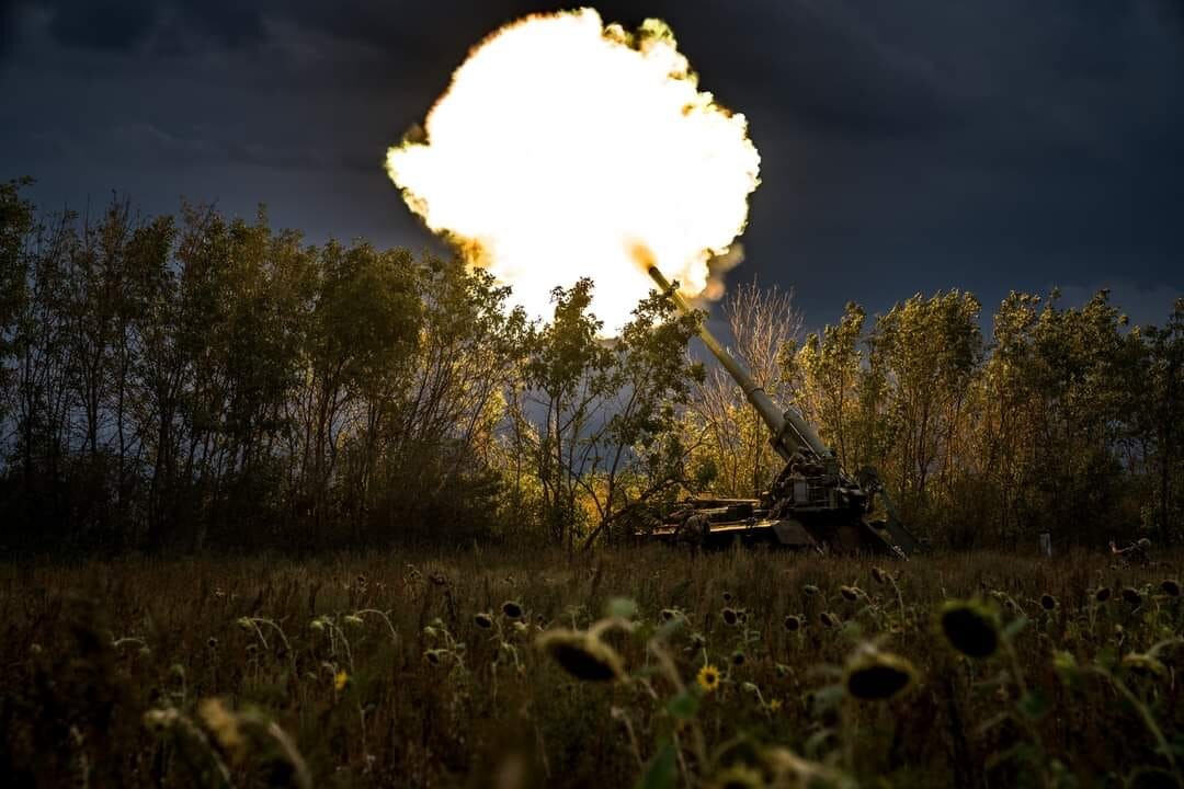 Бійці Збройних Сил України вразили велике скупчення російської військової техніки у селі Великі Копані Херсонської області.