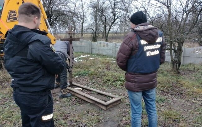 На Харьковщине правоохранители эксгумировали тела еще пяти человек - двух детей одного и 11 лет, а также троих взрослых.