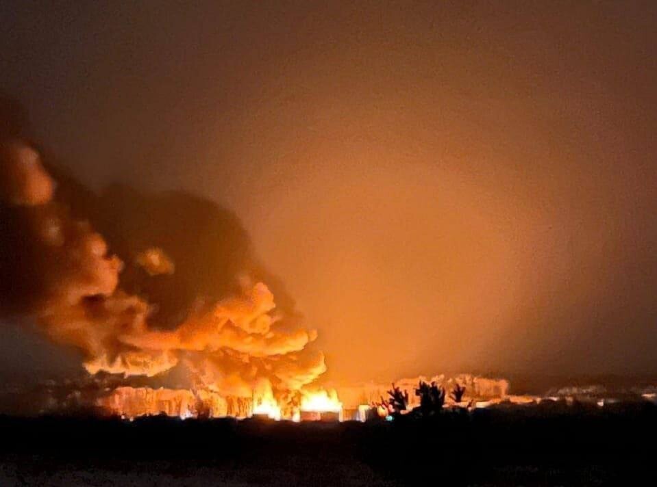 У Брянській області горять резервуари із нафтопродуктами. Російські ЗМІ пишуть, що пожежа сталася нібито через влучання невстановленого боєприпасу, скинутого з безпілотника.
