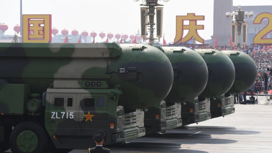 Китай збільшує свої ядерні сили набагато швидше, ніж передбачали США. До 2035 року країна може мати вже півтори тисячі ядерних боєголовок.