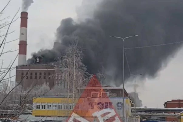У російській Пермі масштабна пожежа на ТЕЦ, що забезпечує енергопостачання нафтопереробного виробництва.