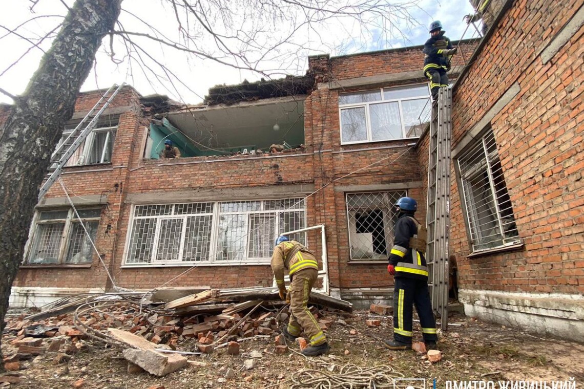 Российские войска ударили по больнице в Белополье Сумской области. Здание получило масштабные разрушения. Погиб 15-летний мальчик.