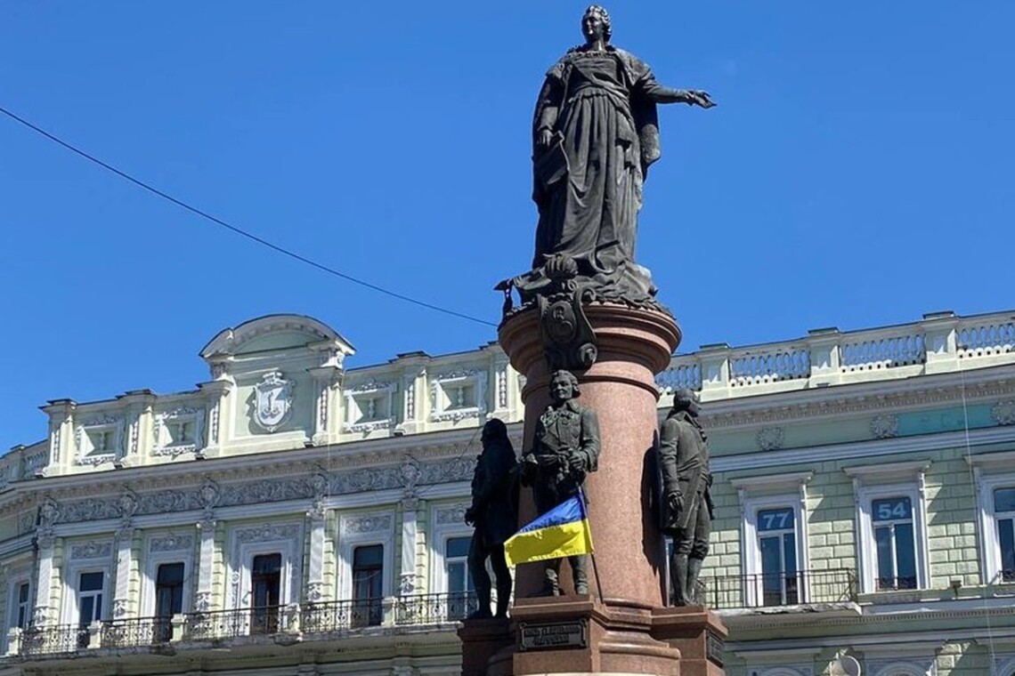 Одесский городской совет поддержал решение демонтировать памятники Екатерине II и полководцу Суворову.
