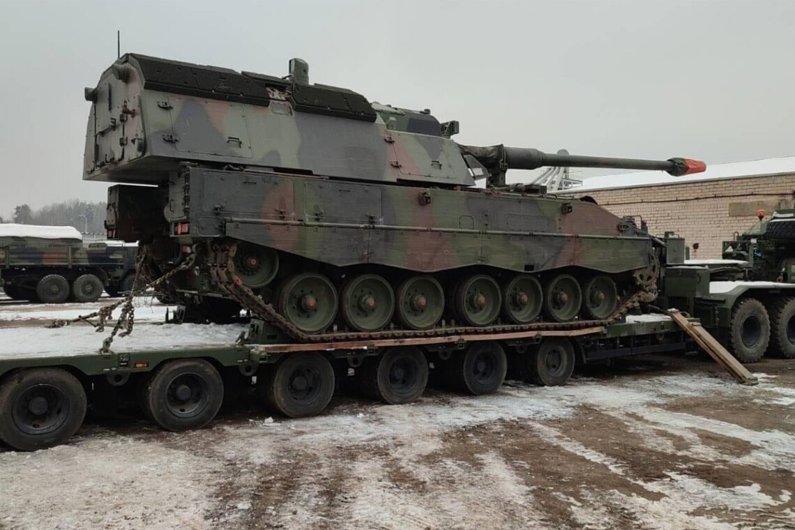 Украинские военные получили еще две немецкие самоходные артиллерийские установки Panzerhaubitze 2000, отремонтированные в Литве.