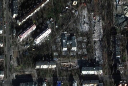 Во временно оккупированном Мариуполе российские захватчики массово сносят поврежденные многоэтажки.