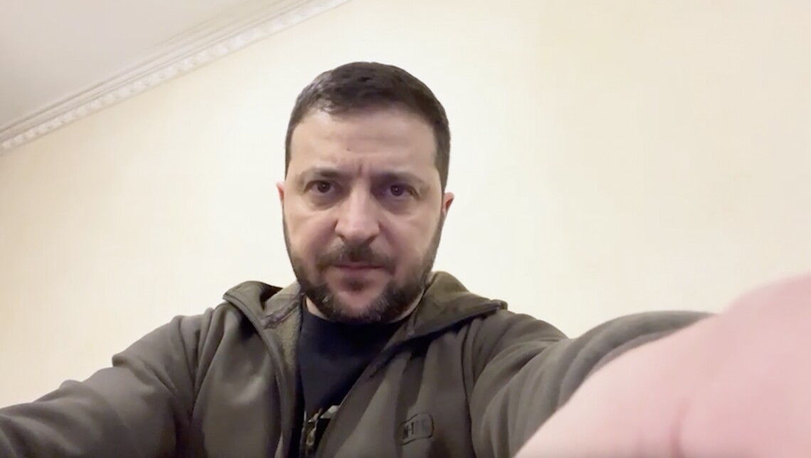 Владимир Зеленский в новом видеообращении заявил, что зима будет сложной. Он призвал украинцев помогать друг другу, чтобы выстоять.