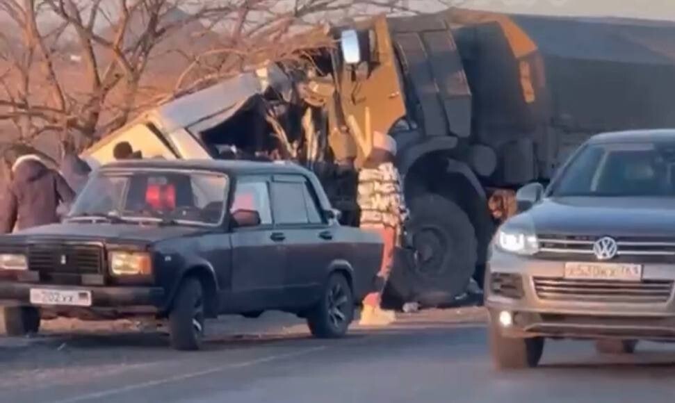 В окупованій Донецькій області вантажівка, яка перевозила російських військових, зіткнулася з маршруткою. Багато загиблих.