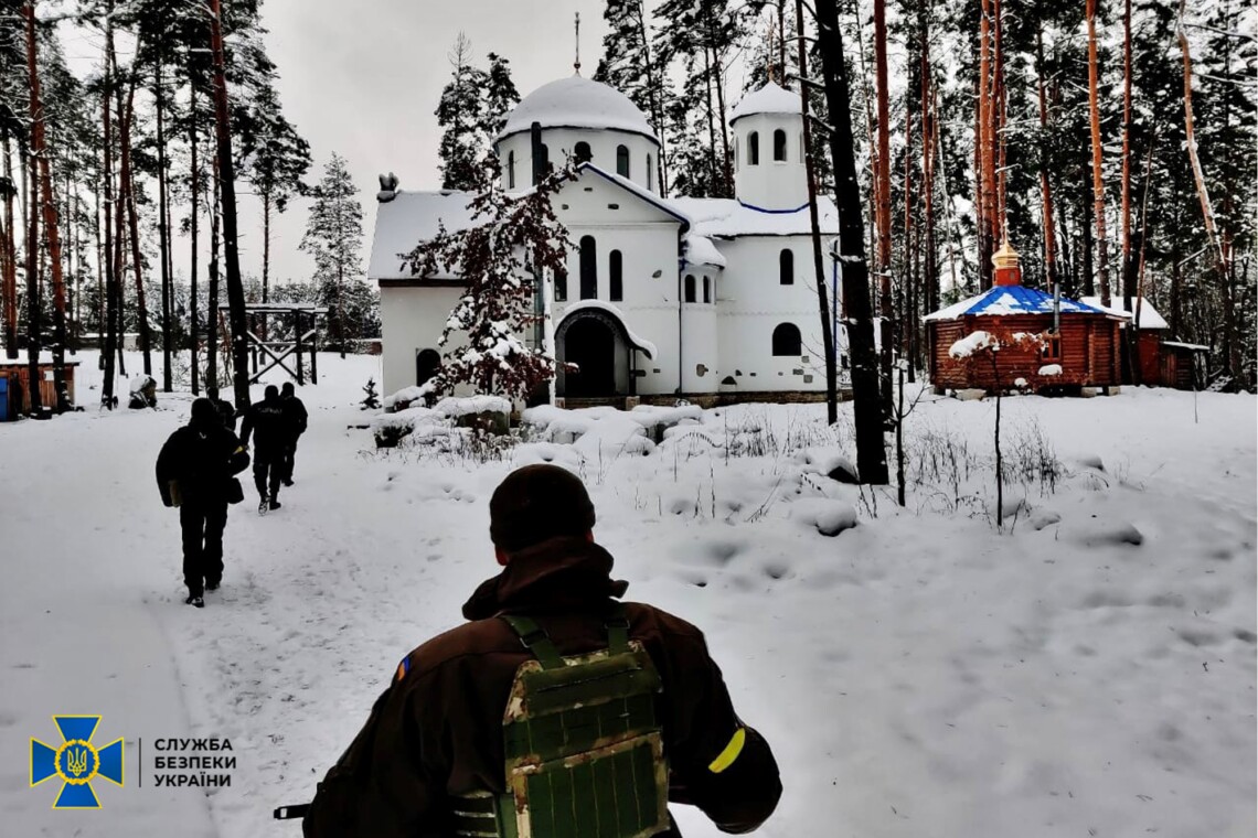 На трьох об'єктах УПЦ московського патріархату у Коростенському районі Житомирської області відбуваються обшуки.
