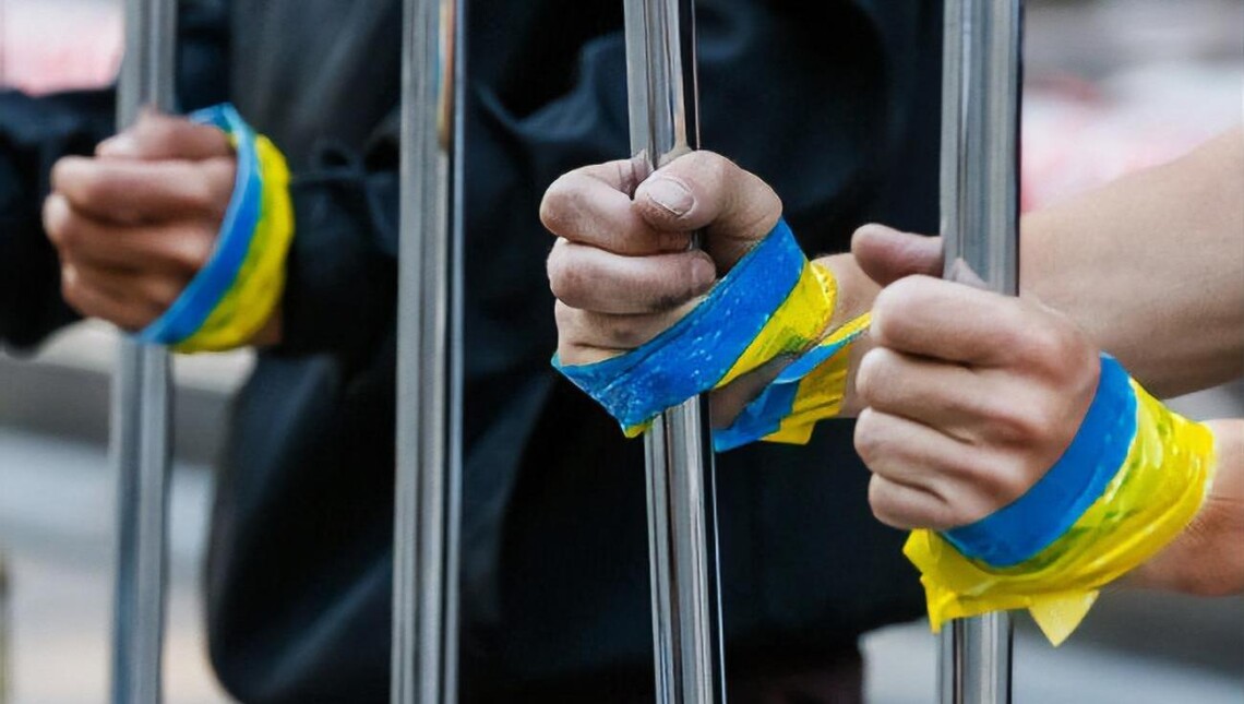 Страна-агрессор россия незаконно содержит более 140 украинских заключенных. Также оккупанты вынесли приговоры крымским политзаключенным на более чем 1300 лет.