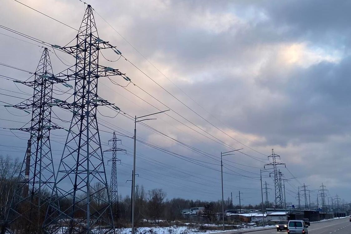 В енергосистемі України зберігається складна ситуація, як через обстріли енергосистеми, так і через складну погоду.