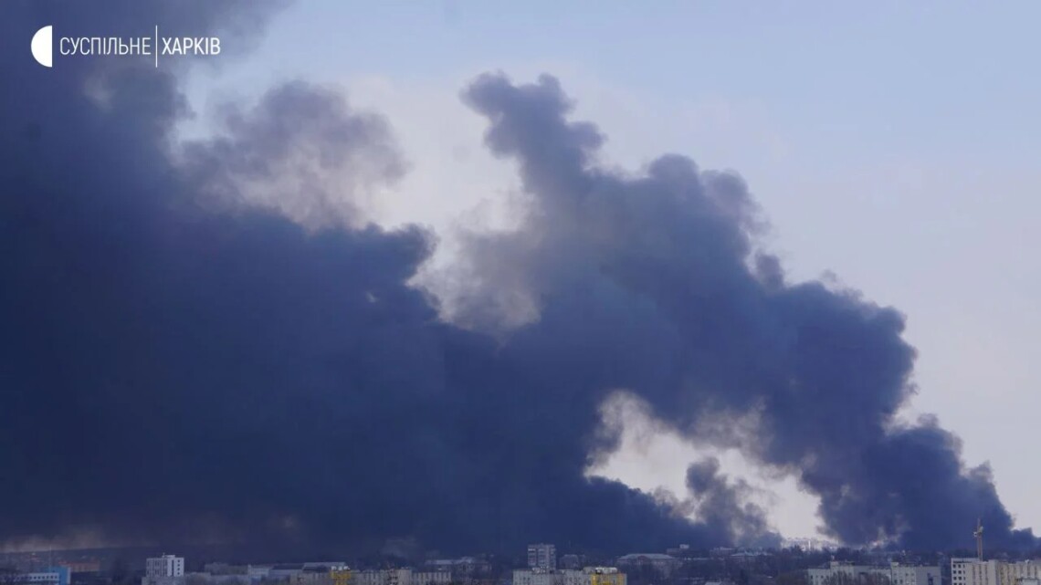 Російські окупанти прямо зараз обстрілюють інфраструктурні об'єкти Харкова, у місті чути вибухи.