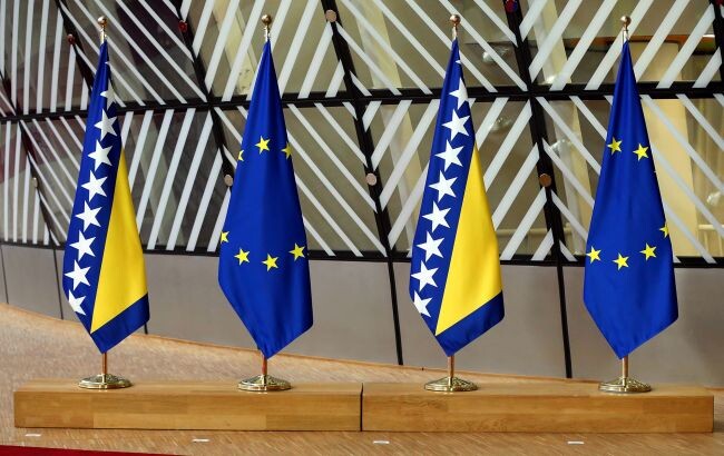 Босния и Герцеговина официально стала страной-кандидатом на вступление в Европейский союз. Об этом сообщает брюссельсикй журналист Радио Свобода Рикард Йозвяк в Twitter.
