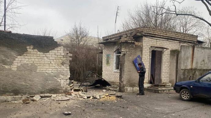 Росіяни з міномета обстріляли населений пункт. Снаряди влучили у штаб гуманітарної допомоги.