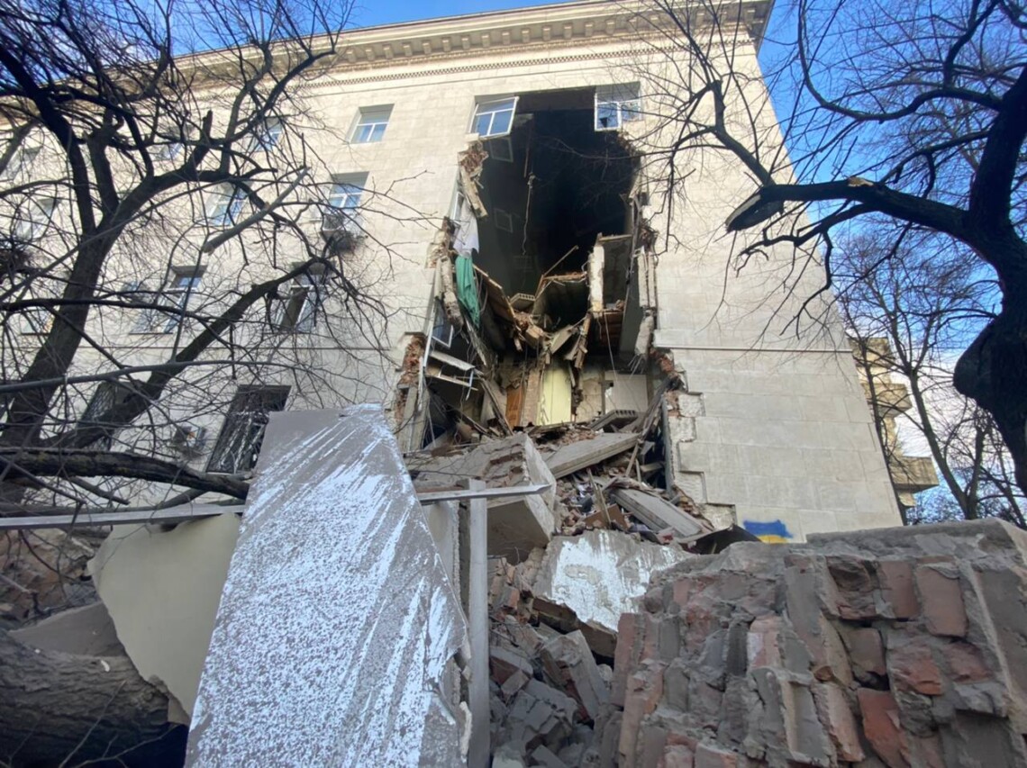 Внаслідок обстрілу окупантами центру Херсона знову пошкоджено будівлю обласної адміністрації.