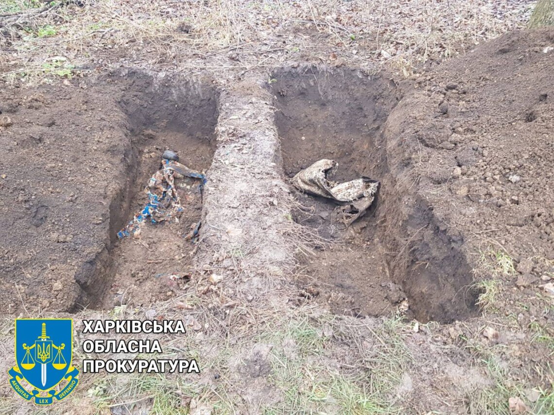 В Харьковской области правоохранители эксгумировали тела матери и сына. Они погибли от вражеских обстрелов.