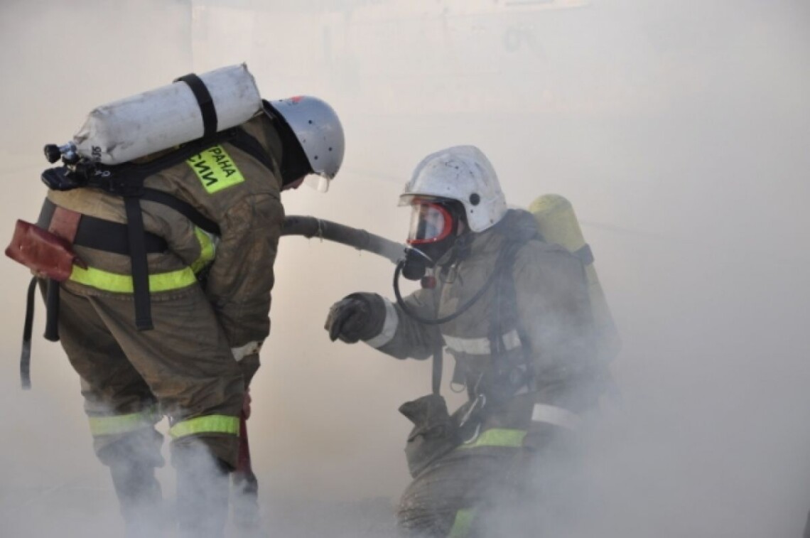 На территории воинской части в  Восточном административном округе Москвы произошел пожар – загорелись гаражные боксы.
