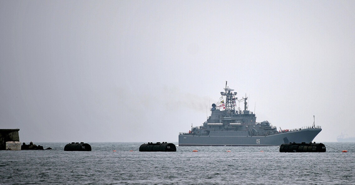 В Черном море на боевом дежурстве находятся до 11 вражеских кораблей, из них 3 носителя крылатых ракет Калибр общий залп – 20 ракет.