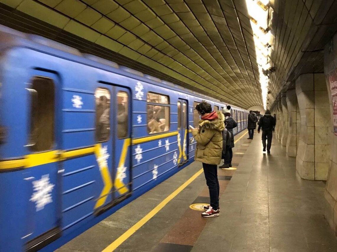 Транспорт в Киеве на праздники будет работать в обычном режиме. Метро – до 22 часов, наземный транспорт – до 22:30.