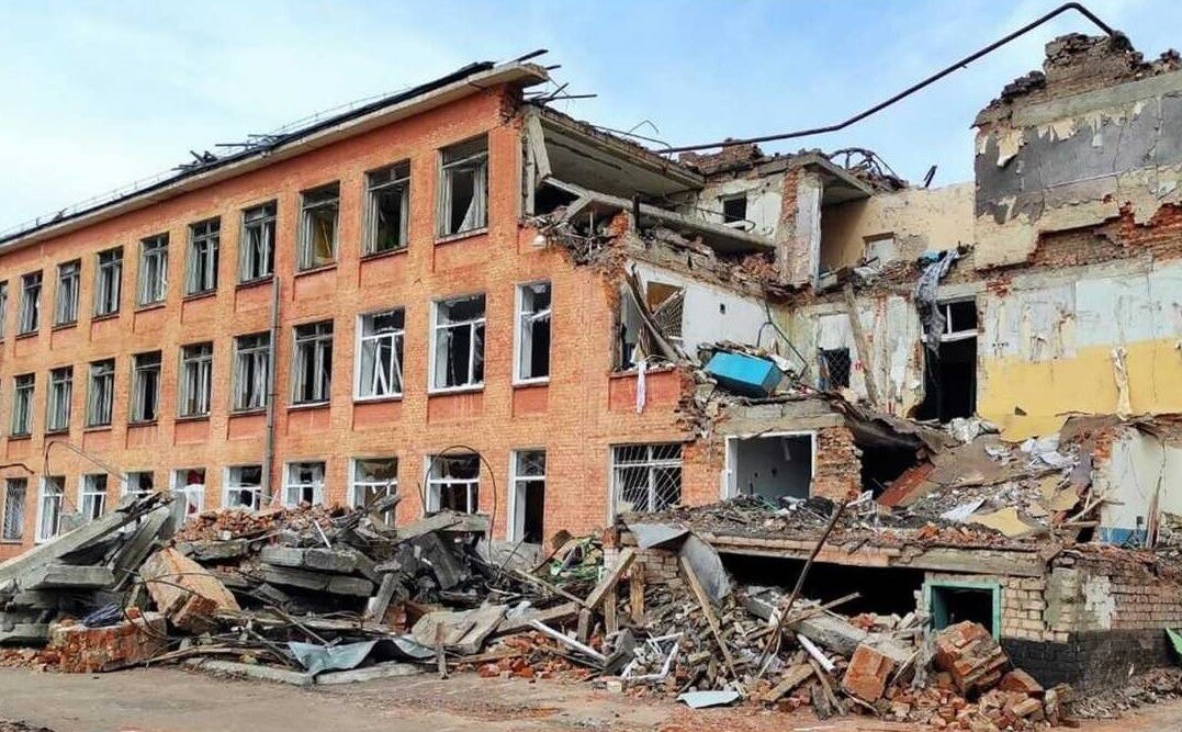 Российские войска полностью разрушили более 400 учебных заведений в Украине. Еще более 2 тысяч были повреждены.