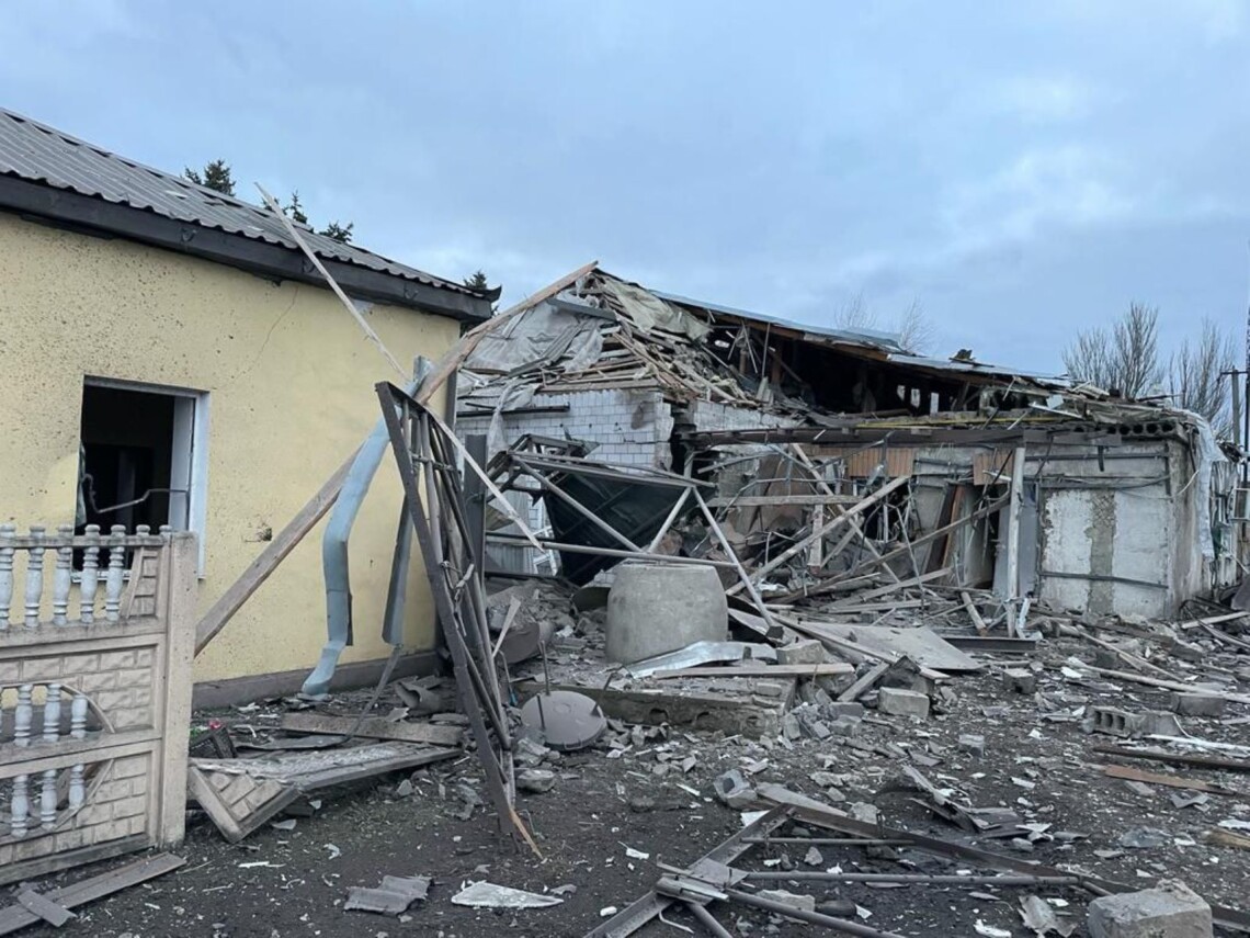 В Донецкой области захватчики ночью 29 декабря и утром 30 декабря обстреляли всю линию фронта, ракетным ударом поврежден храм в селе Богатырь.