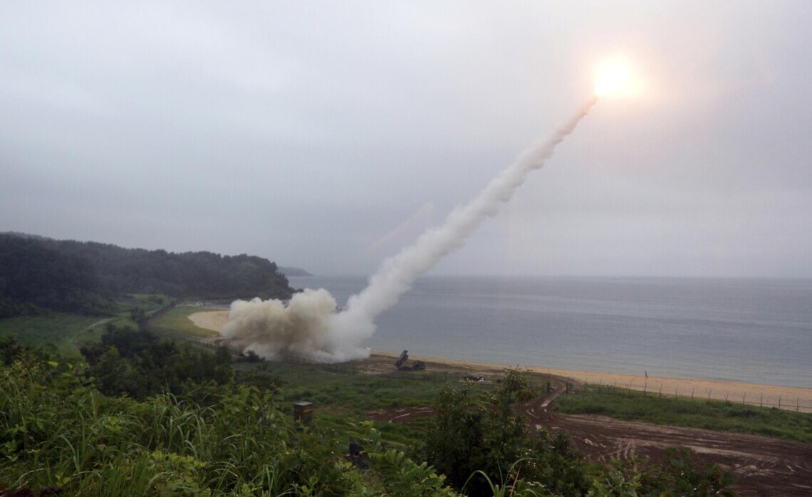 Северная Корея снова запустила в сторону Восточного моря баллистические ракеты неустановленного типа. Это произошло 31 декабря.