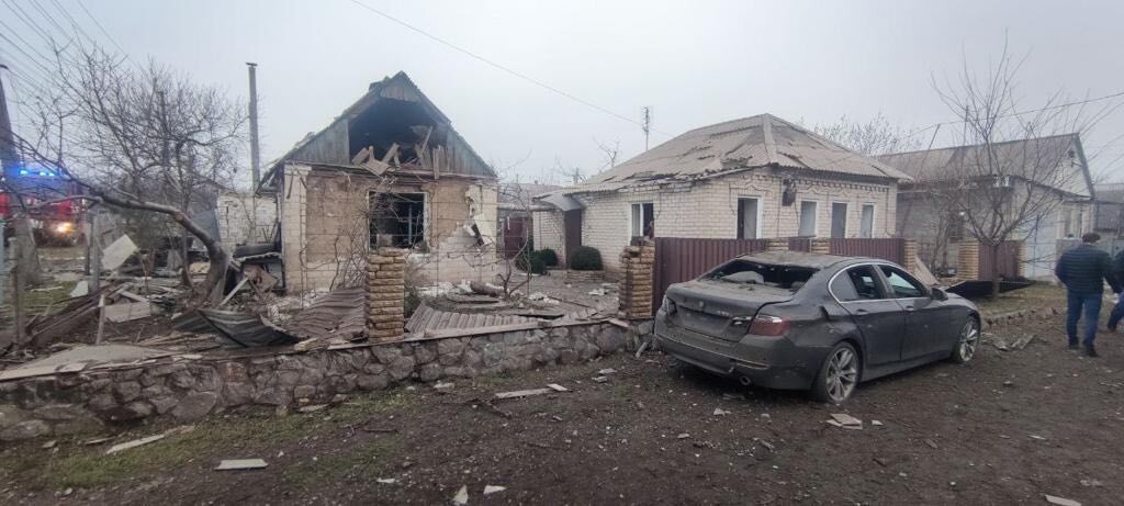 В результате сегодняшней российской атаки по городу разрушены около 10 домов, пострадали четыре человека.