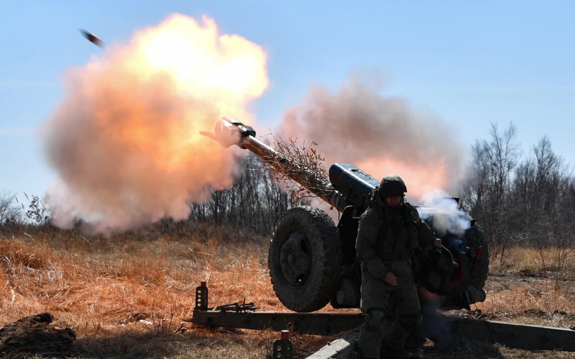 Россия резко сократила интенсивность артиллерийского огня, причиной этого может быть дефицит снарядов. По оценке США, количество артиллерийских выстрелов снизилось с 20 тысяч до 5 тысяч в день, по оценке Украины – с 60 тысяч до 20 тысяч.