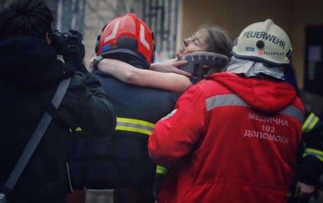 У неділю, 15 січня, близько 11:30 рятувальникам вдалося врятувати з-під завалів будинку в Дніпрі жінку, зараз тривають пошуки ще 40 людей.