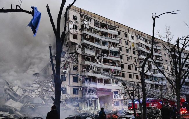 По состоянию на час дня 15 января, из-за попадания российской ракеты в жилой дом в Днепре погибло уже23 человека.