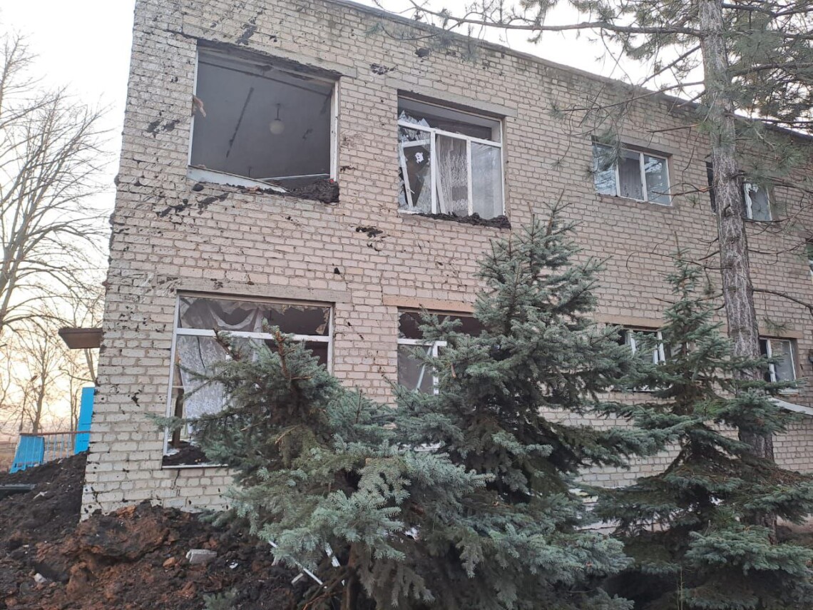 Российские оккупанты утром нанесли ракетный удар по гражданской инфраструктуре Краматорска. Ракета упала рядом с детским садиком.