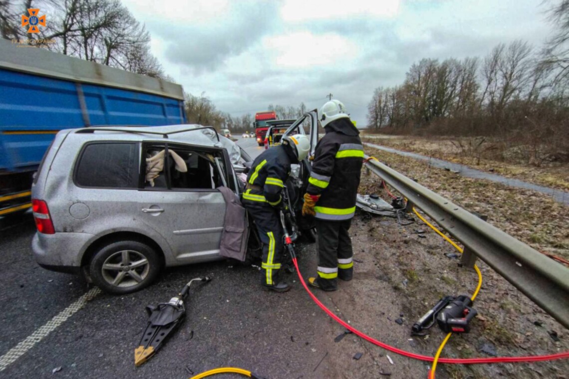 В Хмельницком районе в воскресенье, 29 января, в результате столкновения грузовика и легковушки погибли два человека.