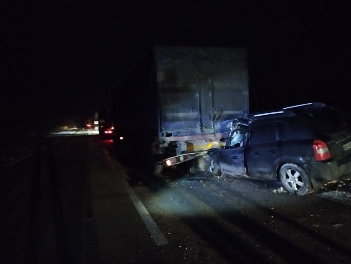 На трасі Одеса-Миколаїв автомобіль Hyundai врізався у вантажівку. У легковику перебували нетверезі поліцейські, заявляє колишній миколаївський депутат Євген Римар.