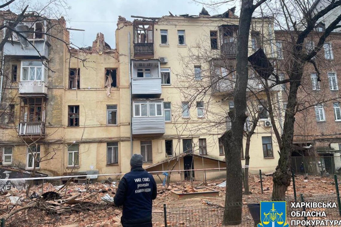 В Харькове после попадания российской ракеты в жилой дом в центре города часть жителей эвакуировали почти сразу.